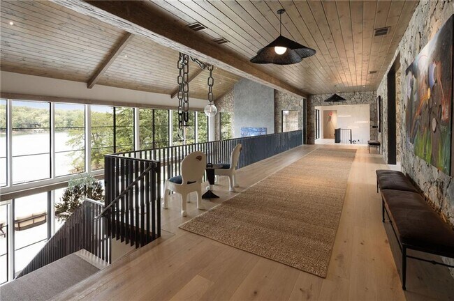 Building Photo - 725 Rocky Point Dr