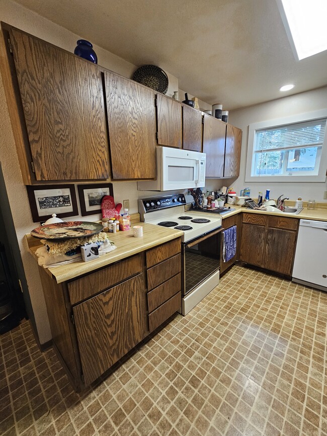 Building Photo - 1405 Pine Cone Rd