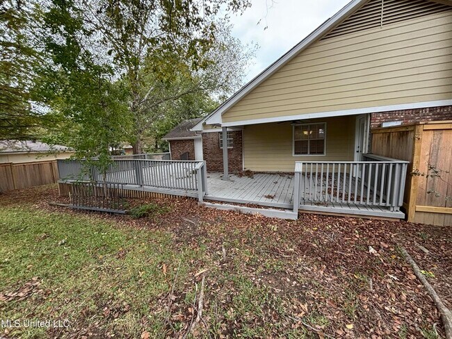 Building Photo - 132 Hillcrest Way