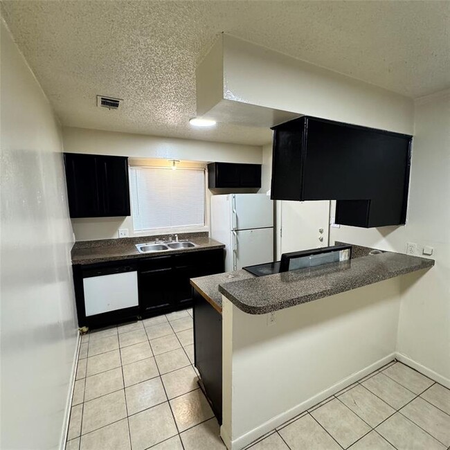 Building Photo - 1626 Royal Hill Dr