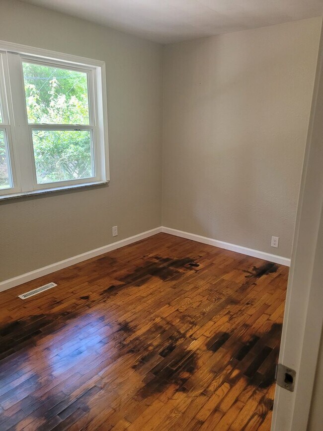 Building Photo - SPECIAL OFFER HALF OFF FIRST MONTHS RENT!!!!! AVAILABLE NOW!!!!