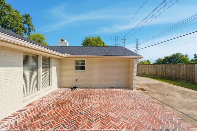 Building Photo - 2502 Hollow Hook Rd