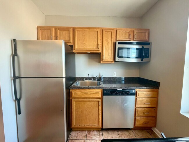 Building Photo - Stunning 1-Bed/1-Bath Apartment with Private Roof Deck and Parking Spot! Available NOW!