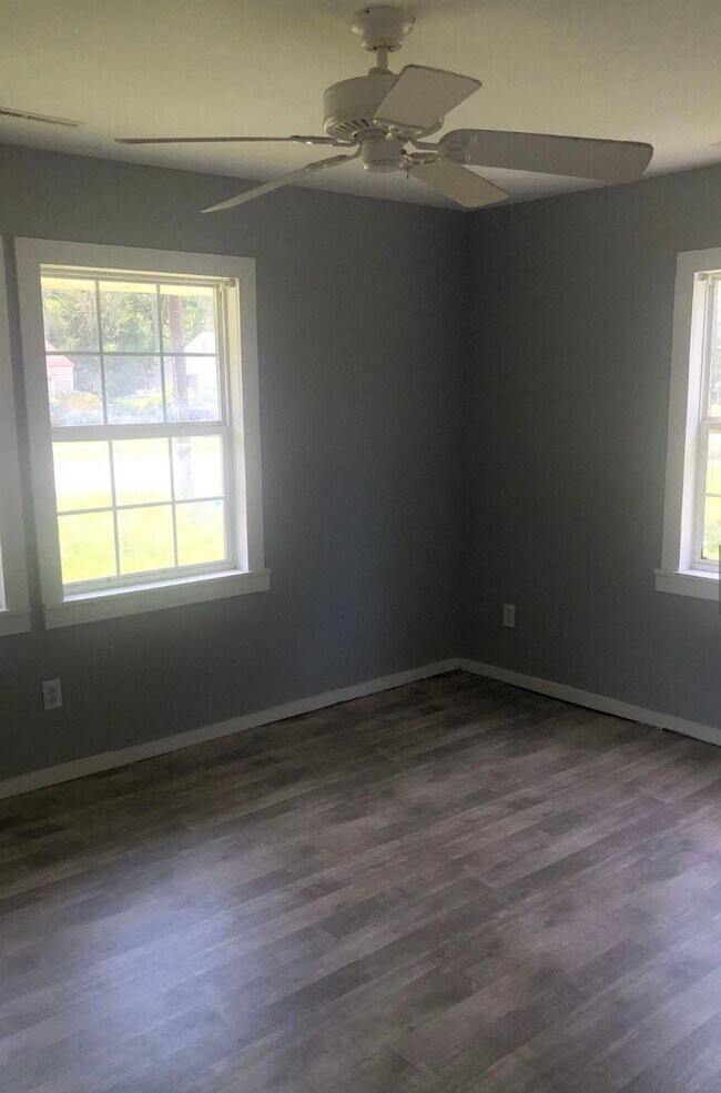 Building Photo - Central Charleston Ranch