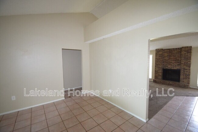 Building Photo - 1204 Honeytree Ln W