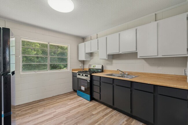 Building Photo - 6 E Westover Dr