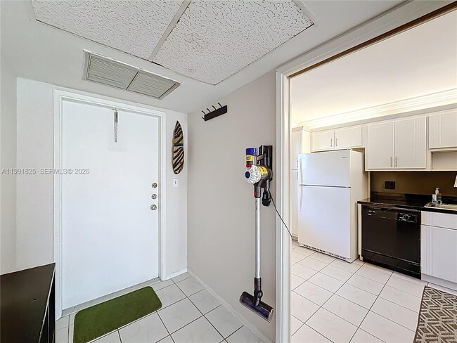 Building Photo - 605 Oaks Dr