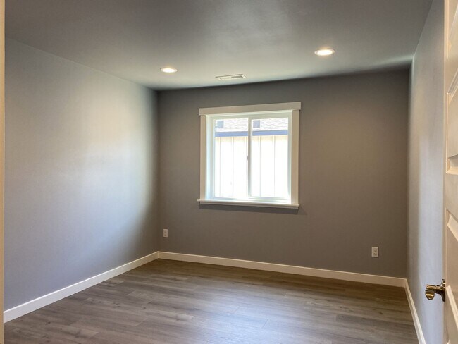Building Photo - 314 Lolly Ln