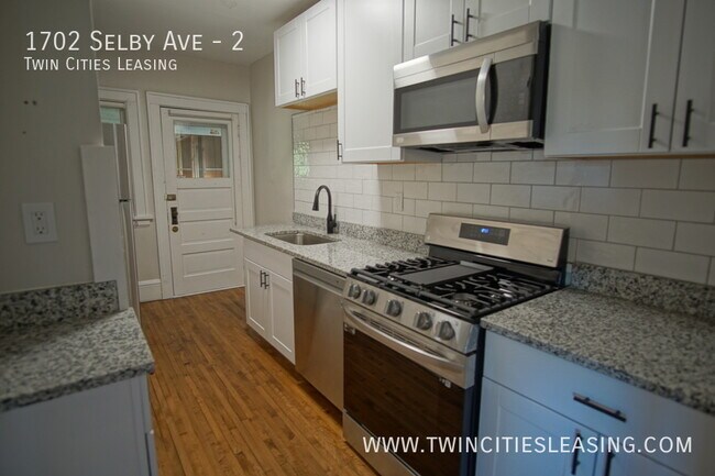 Building Photo - Newly Renovated Apartment! Fantastic Locat...