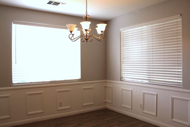 Building Photo - Northwest Bakersfield Home in the Village Green Community For Rent