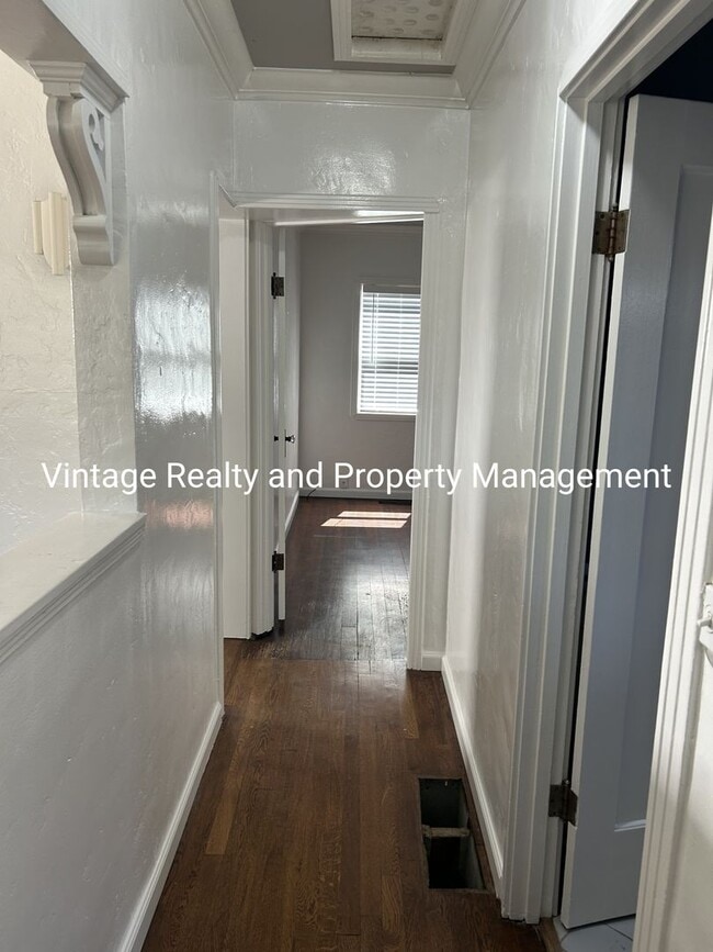 Building Photo - Updated 2 Bedroom Classic Home That's Ready To Go!!!