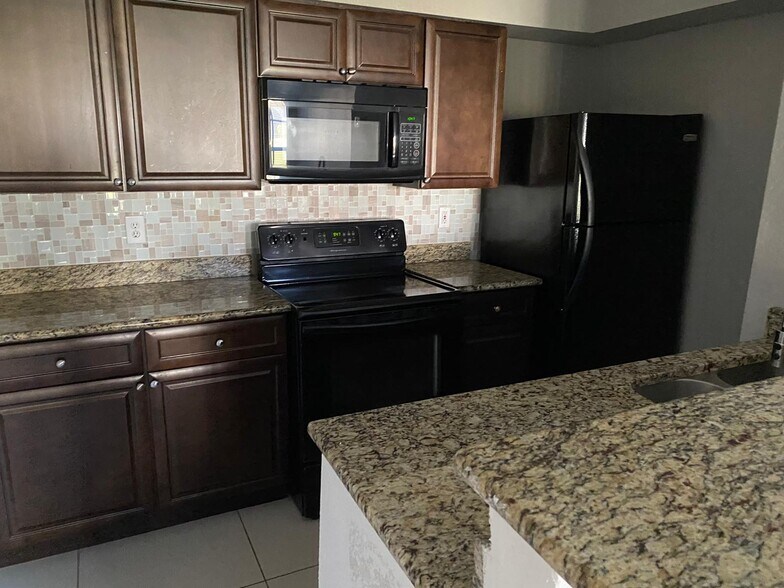 Building Photo - 5124 Park Central Dr