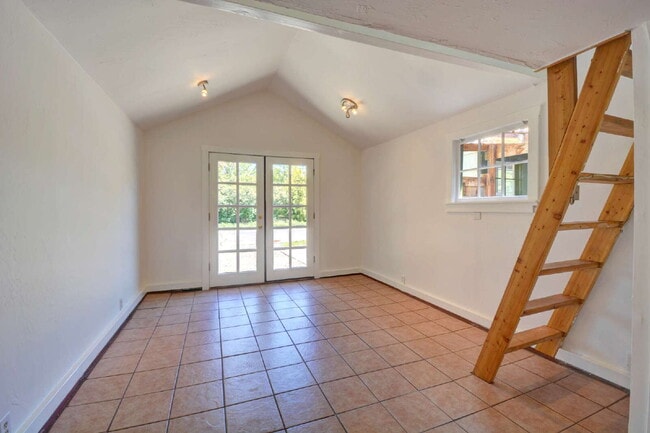 Building Photo - 399 1/2 N Laurel St-