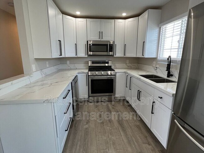 Building Photo - 5741 Calle Sal Si Puedes