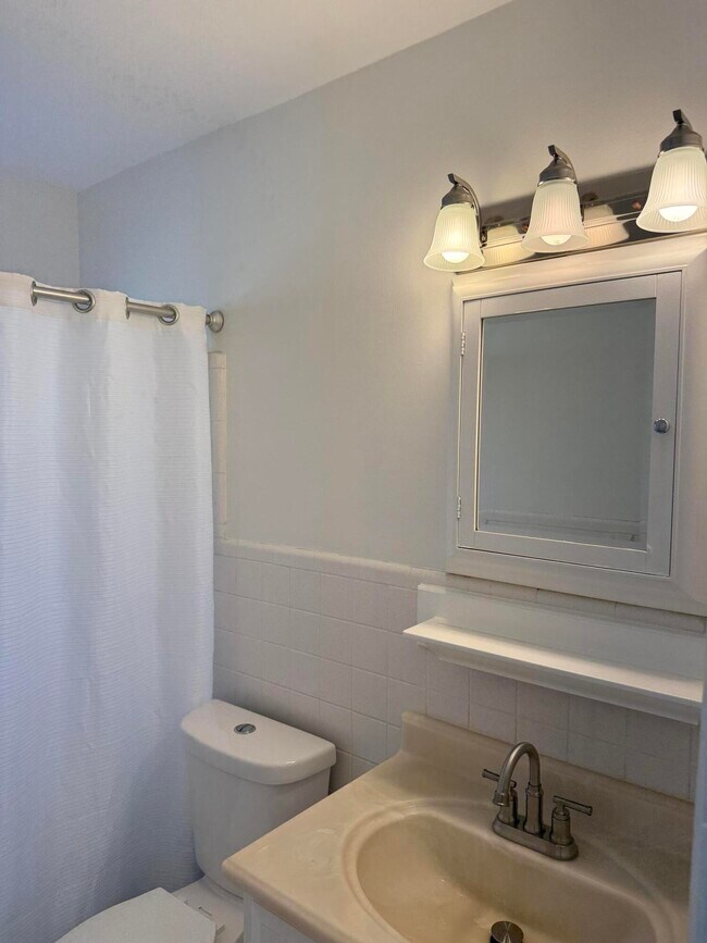 Building Photo - 6575 NE 7th Ave