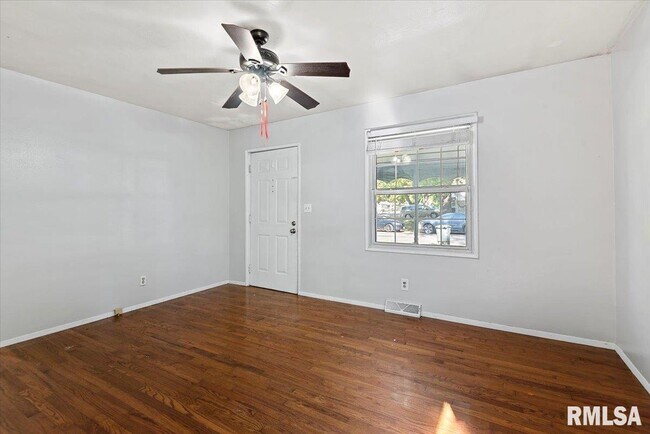 Building Photo - 400 Lexington Heights Dr