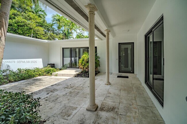 Building Photo - 1825 Alamanda Dr