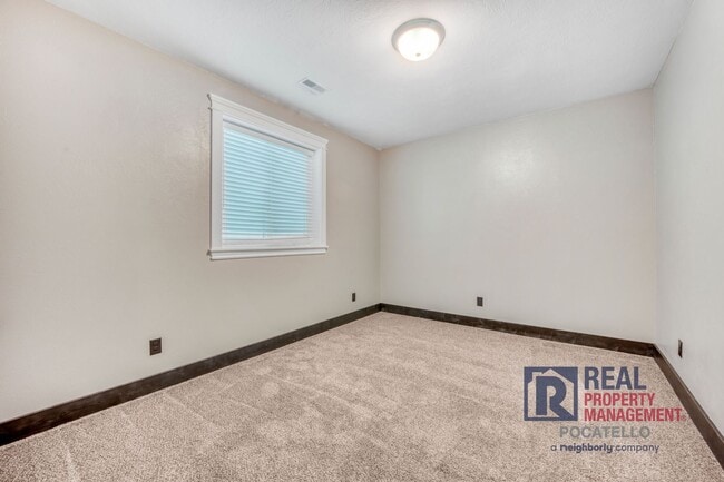 Building Photo - 5215 Kymball Ave