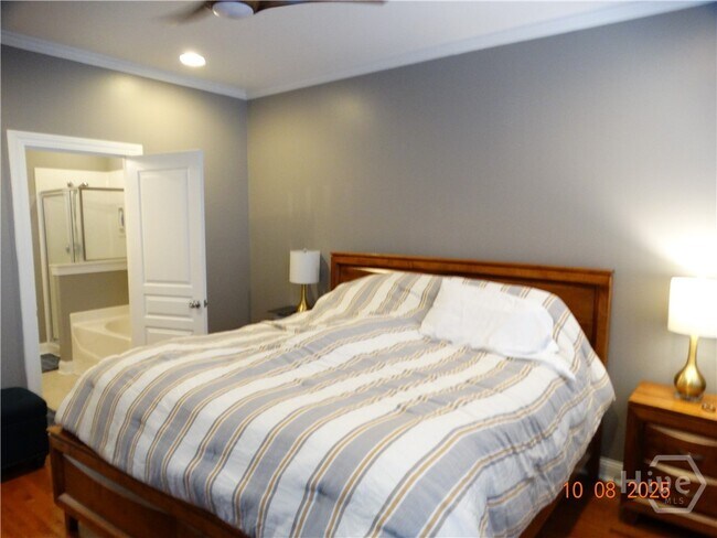 Building Photo - 323 Lakeview Dr