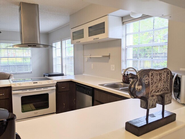 Building Photo - 1352 Riverside Cir