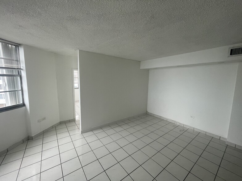 Building Photo - 905 Brickell Bay Dr