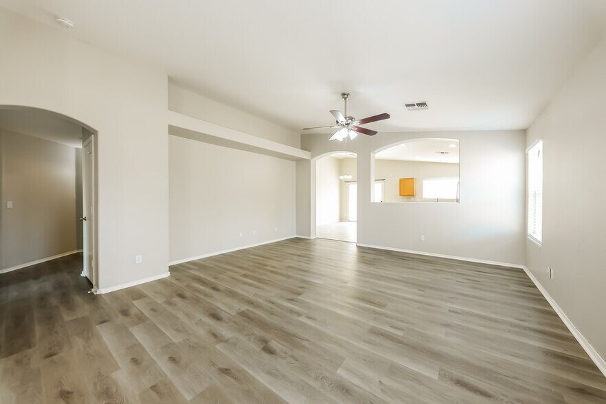 Building Photo - 15189 W Woodlands Ave