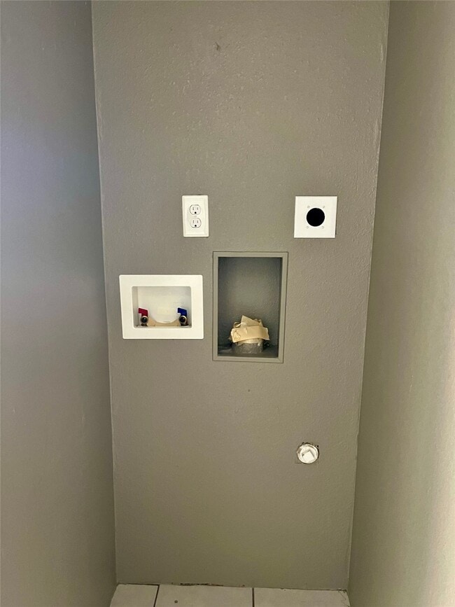 Building Photo - 1042 W Village Ct