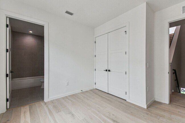 Building Photo - Canvas GWX