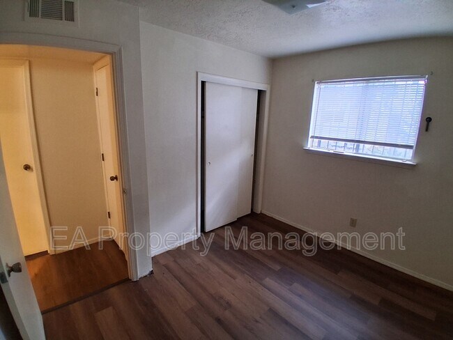 Building Photo - 12200 Candelaria Rd NE