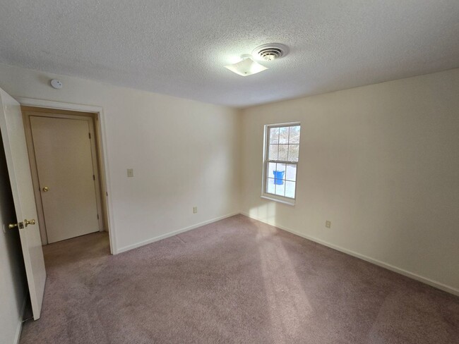 Building Photo - 2 Bedroom duplex - CANNOT APPLY UNTIL YOU ...