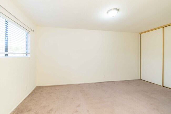 Building Photo - Beatiful house next to golf course.