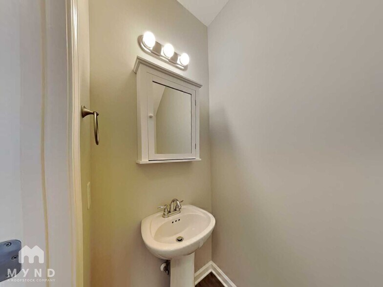 Building Photo - 423 John Deere Dr