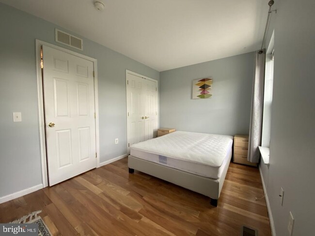 Building Photo - 1213 Clymer St