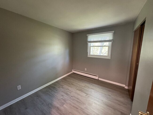 Building Photo - Two Bedroom Duplex with Heat Included! Near Grand Valley!