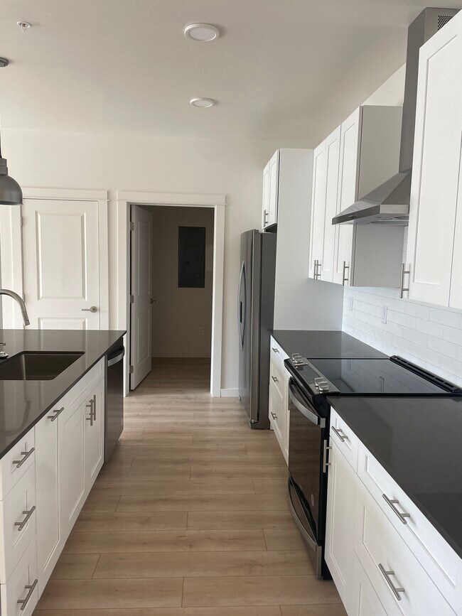 Building Photo - 2221 Willow Dr