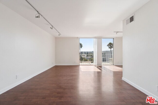Building Photo - 100 S Doheny Dr