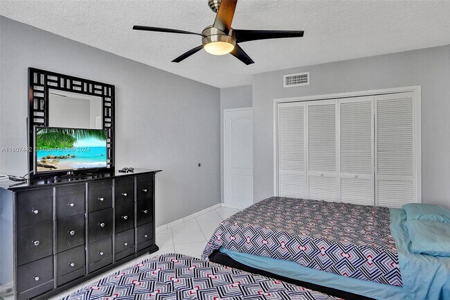 Building Photo - 3725 S Ocean Dr