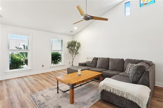 Building Photo - Beautiful Water Front Home