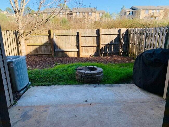 Building Photo - 2005 Stephanie Ct