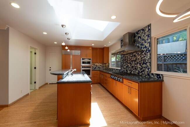 Building Photo - Beautiful, meticulously updated and  maint...