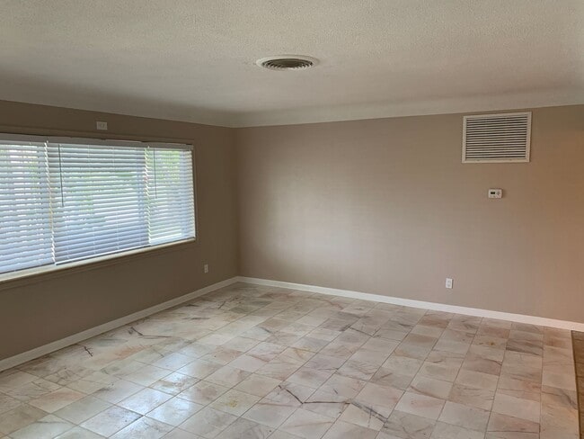 Building Photo - 3 Bed, 2 Bath Home for Rent in Northeast St. Pete