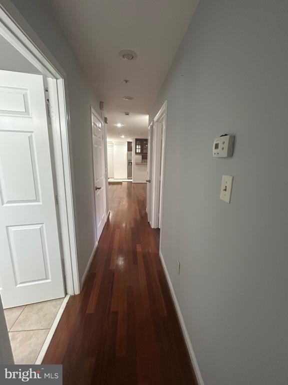 Building Photo - 9811 Lake Point Ct