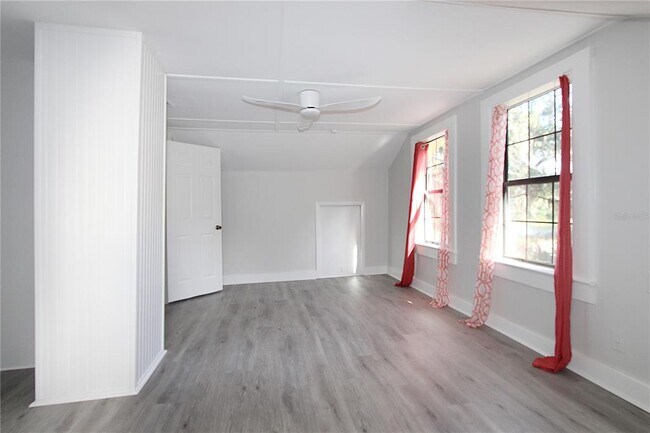 Building Photo - 289 W Lakeview Ave