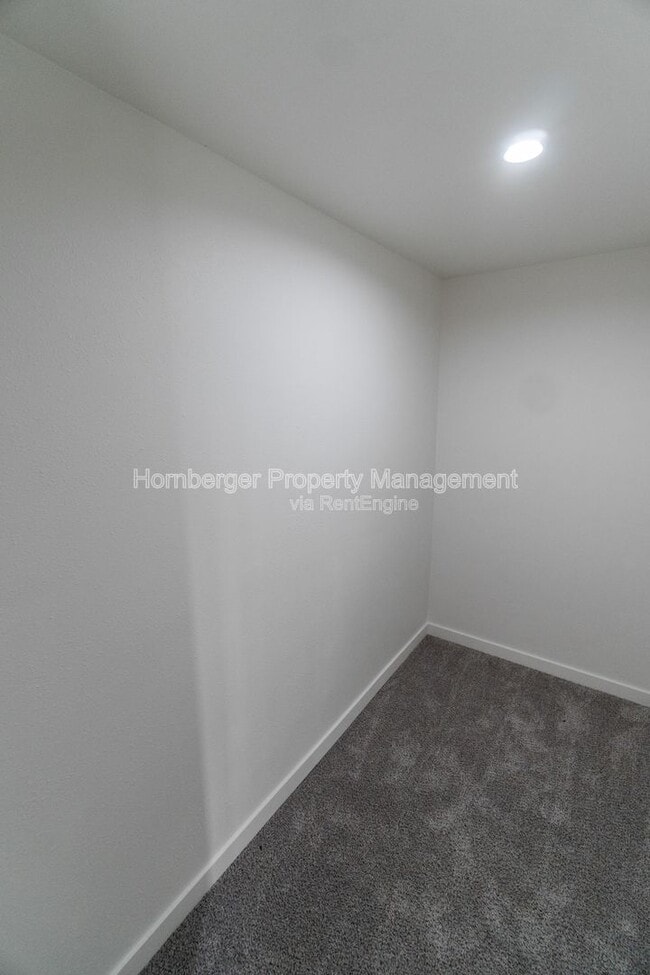 Building Photo - 911 E Bridgeport Ave