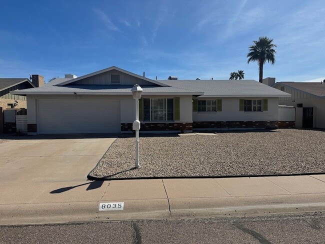 Building Photo - Spacious 3 bedroom, 2 bathroom home with 1,635 square feet in a convenient Central Phoenix locati...
