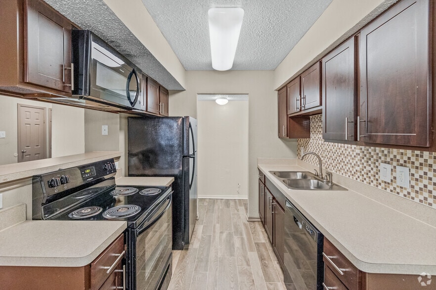 B2 2BR, 2BA - 950SF Kitchen - Park West Apartments