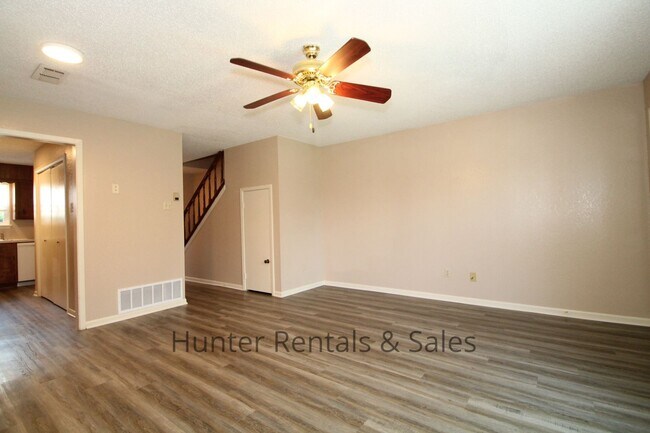 Building Photo - 3704 Hereford Ln