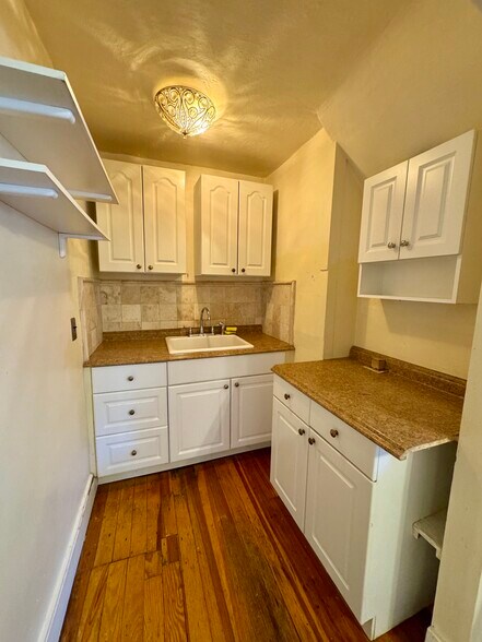 Building Photo - 123 Almy St