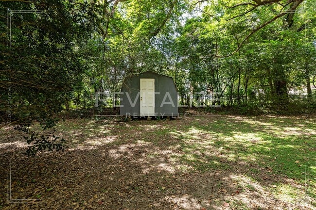 Building Photo - Charming 3-Bedroom Home with Unique Dual E...