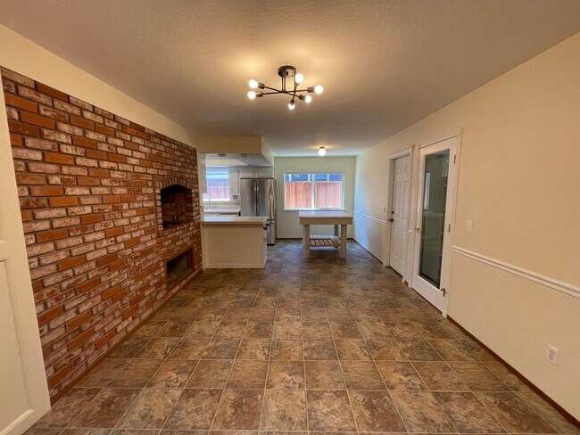 Building Photo - Great Shape Sunset West Single Family Home